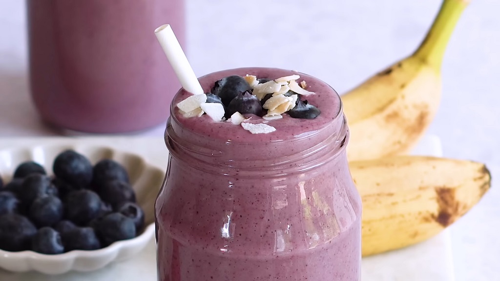 Banana and berry smoothie with greek yogurt